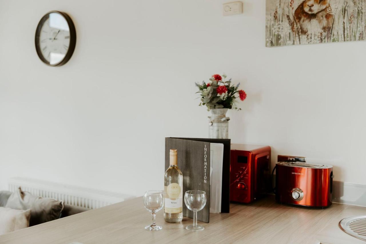 Fairview Farm Holiday Accommodation 14 Luxury Lodges, Cabins, Dog Friendly, Suitable For Couples, Families And Groups, Wedding Guests , Corporate Events, Sleeps 2-65 Guests In Ravenshead, Nottingham Near Sherwood Forest, Set In 88 Acres 外观 照片