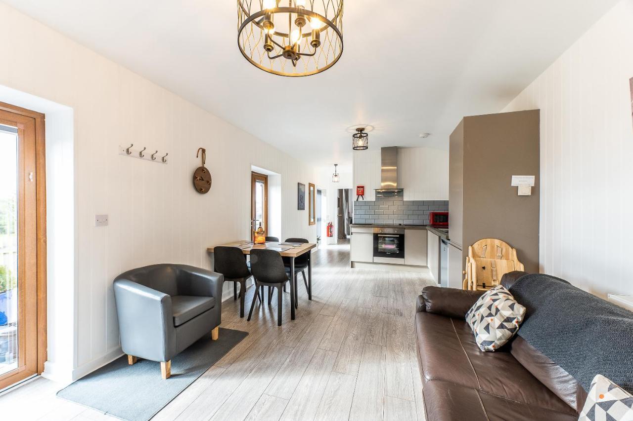 Fairview Farm Holiday Accommodation 14 Luxury Lodges, Cabins, Dog Friendly, Suitable For Couples, Families And Groups, Wedding Guests , Corporate Events, Sleeps 2-65 Guests In Ravenshead, Nottingham Near Sherwood Forest, Set In 88 Acres 外观 照片