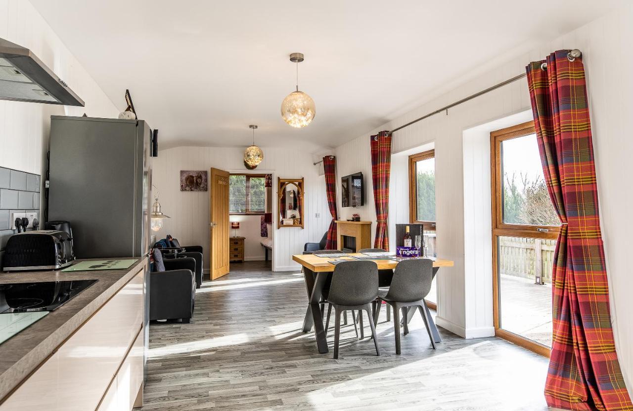 Fairview Farm Holiday Accommodation 14 Luxury Lodges, Cabins, Dog Friendly, Suitable For Couples, Families And Groups, Wedding Guests , Corporate Events, Sleeps 2-65 Guests In Ravenshead, Nottingham Near Sherwood Forest, Set In 88 Acres 外观 照片