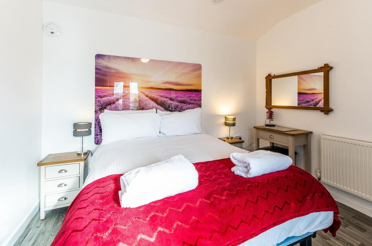 Fairview Farm Holiday Accommodation 14 Luxury Lodges, Cabins, Dog Friendly, Suitable For Couples, Families And Groups, Wedding Guests , Corporate Events, Sleeps 2-65 Guests In Ravenshead, Nottingham Near Sherwood Forest, Set In 88 Acres 外观 照片