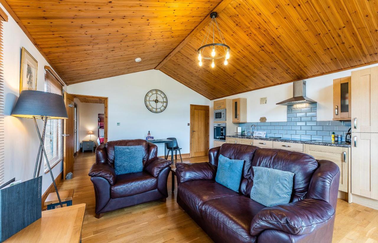 Fairview Farm Holiday Accommodation 14 Luxury Lodges, Cabins, Dog Friendly, Suitable For Couples, Families And Groups, Wedding Guests , Corporate Events, Sleeps 2-65 Guests In Ravenshead, Nottingham Near Sherwood Forest, Set In 88 Acres 外观 照片