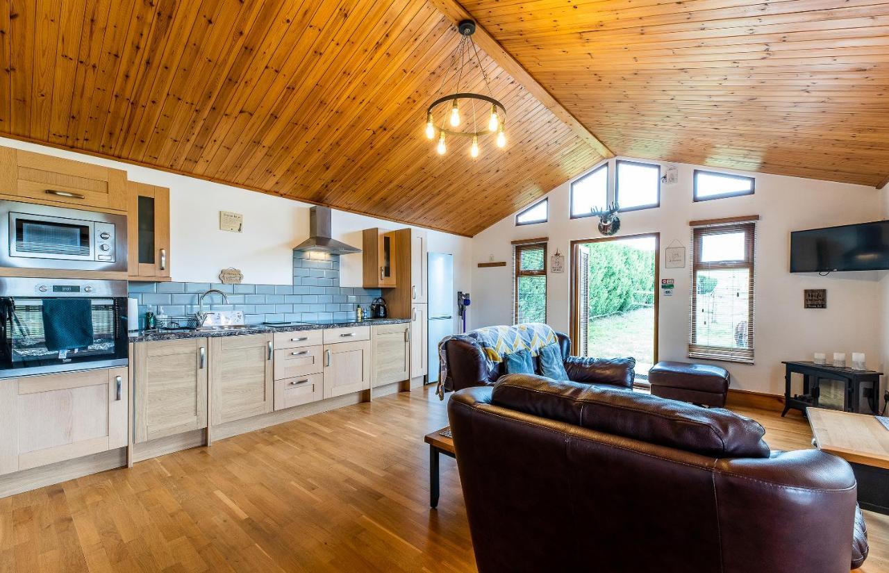 Fairview Farm Holiday Accommodation 14 Luxury Lodges, Cabins, Dog Friendly, Suitable For Couples, Families And Groups, Wedding Guests , Corporate Events, Sleeps 2-65 Guests In Ravenshead, Nottingham Near Sherwood Forest, Set In 88 Acres 外观 照片