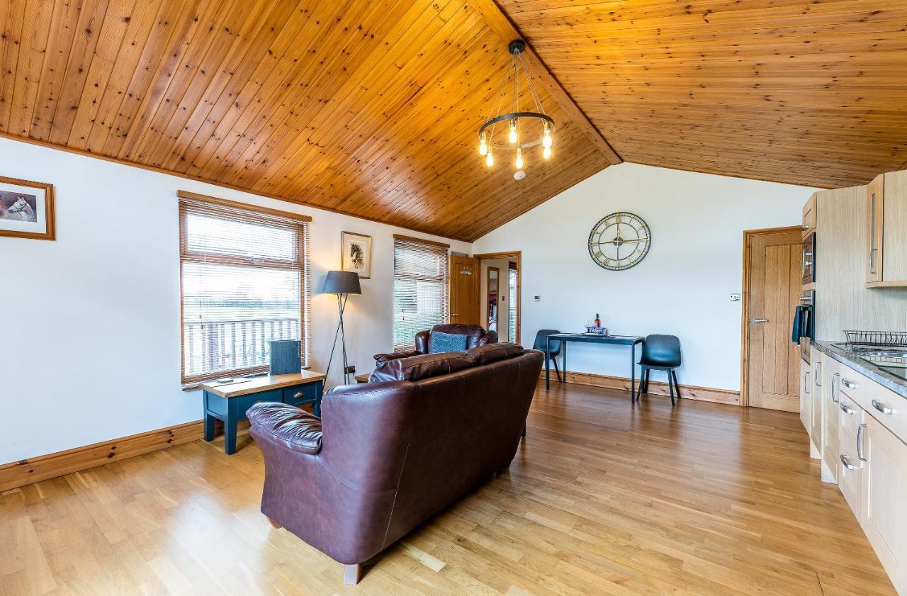 Fairview Farm Holiday Accommodation 14 Luxury Lodges, Cabins, Dog Friendly, Suitable For Couples, Families And Groups, Wedding Guests , Corporate Events, Sleeps 2-65 Guests In Ravenshead, Nottingham Near Sherwood Forest, Set In 88 Acres 外观 照片