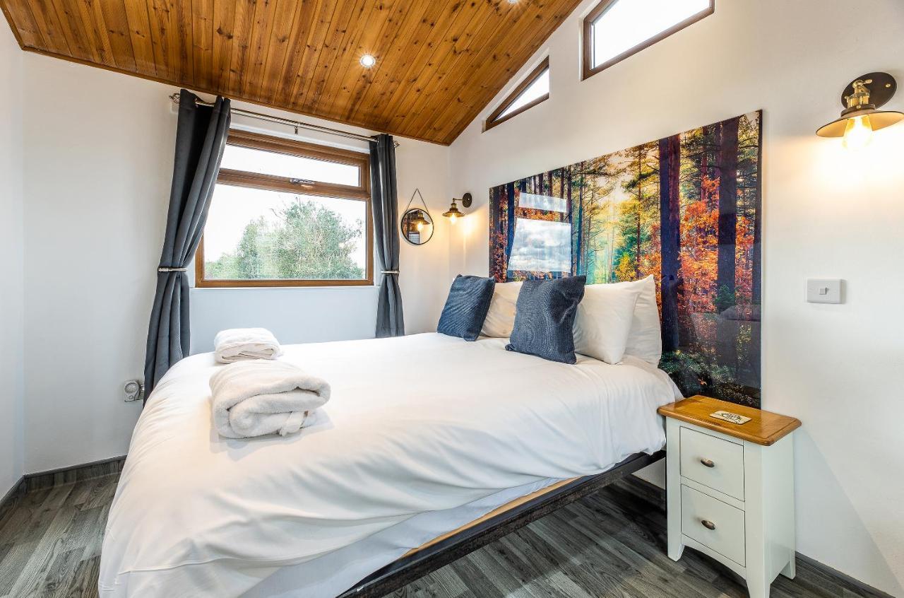 Fairview Farm Holiday Accommodation 14 Luxury Lodges, Cabins, Dog Friendly, Suitable For Couples, Families And Groups, Wedding Guests , Corporate Events, Sleeps 2-65 Guests In Ravenshead, Nottingham Near Sherwood Forest, Set In 88 Acres 外观 照片