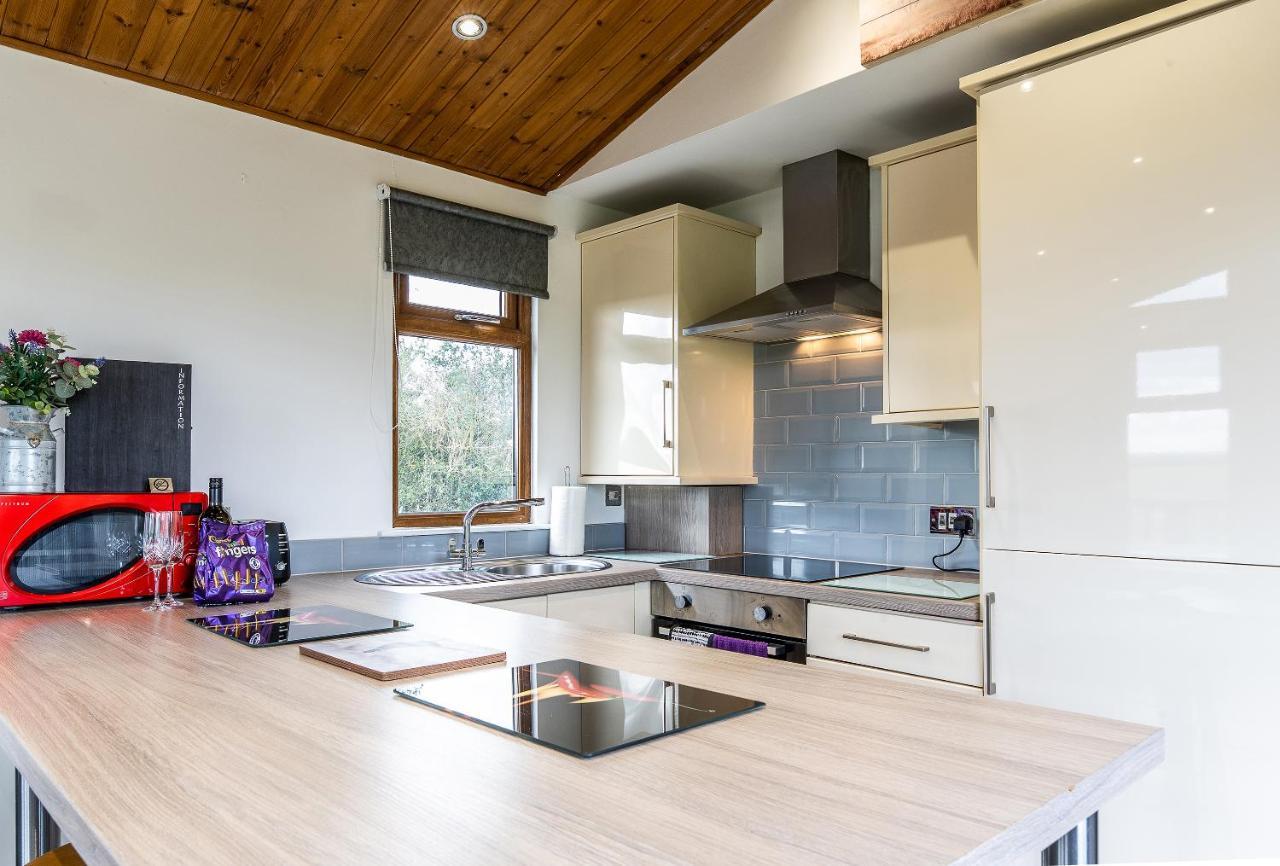 Fairview Farm Holiday Accommodation 14 Luxury Lodges, Cabins, Dog Friendly, Suitable For Couples, Families And Groups, Wedding Guests , Corporate Events, Sleeps 2-65 Guests In Ravenshead, Nottingham Near Sherwood Forest, Set In 88 Acres 外观 照片