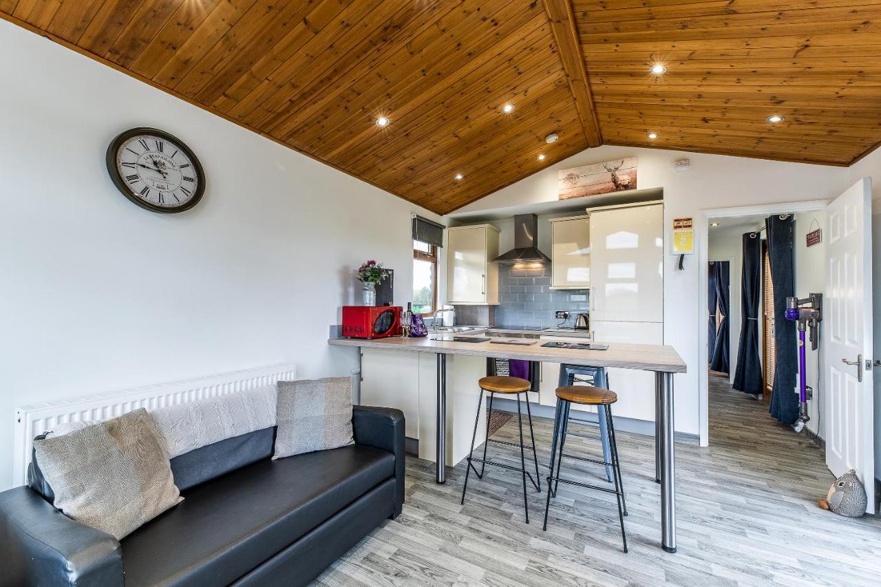 Fairview Farm Holiday Accommodation 14 Luxury Lodges, Cabins, Dog Friendly, Suitable For Couples, Families And Groups, Wedding Guests , Corporate Events, Sleeps 2-65 Guests In Ravenshead, Nottingham Near Sherwood Forest, Set In 88 Acres 外观 照片