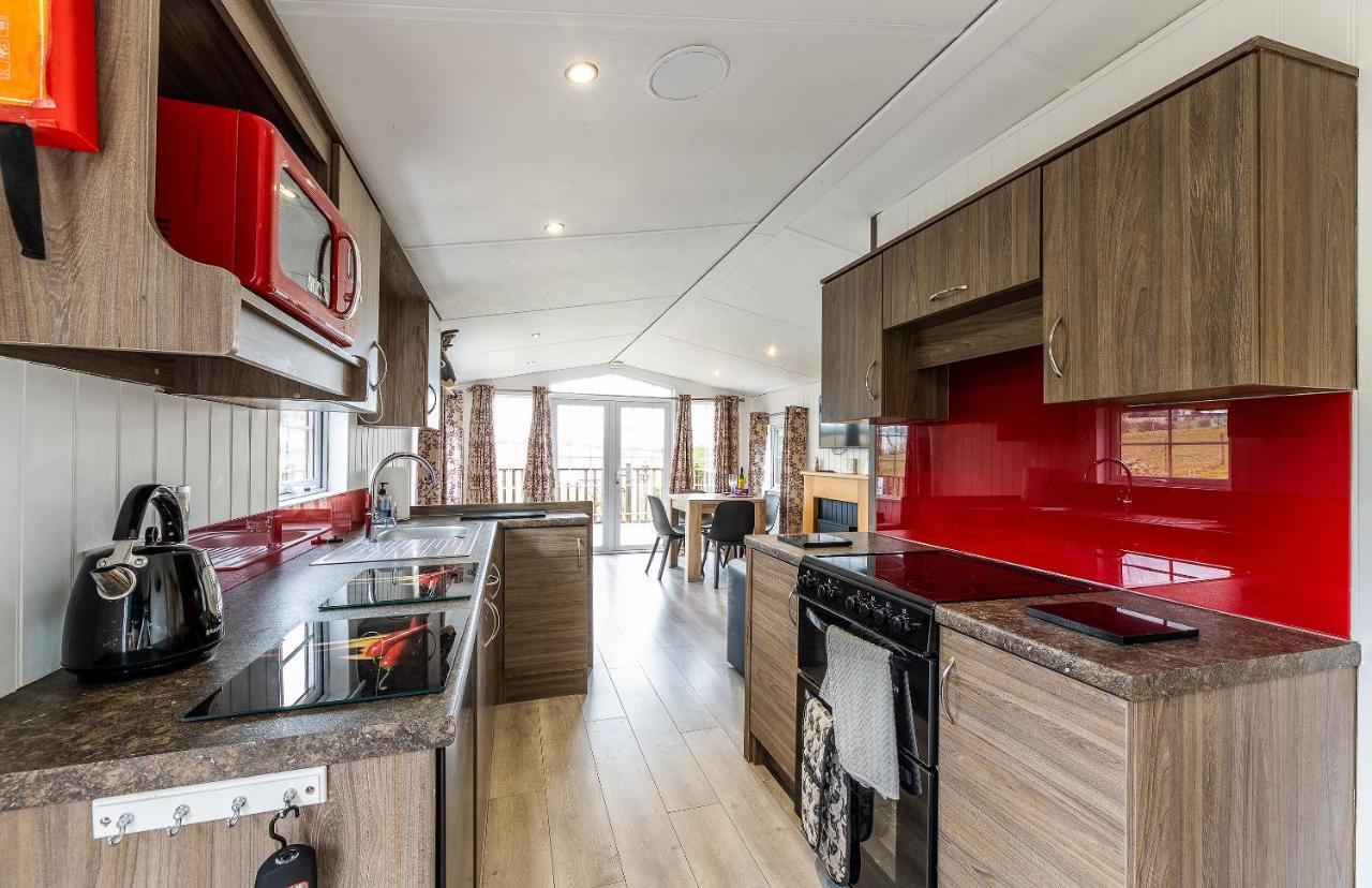 Fairview Farm Holiday Accommodation 14 Luxury Lodges, Cabins, Dog Friendly, Suitable For Couples, Families And Groups, Wedding Guests , Corporate Events, Sleeps 2-65 Guests In Ravenshead, Nottingham Near Sherwood Forest, Set In 88 Acres 外观 照片
