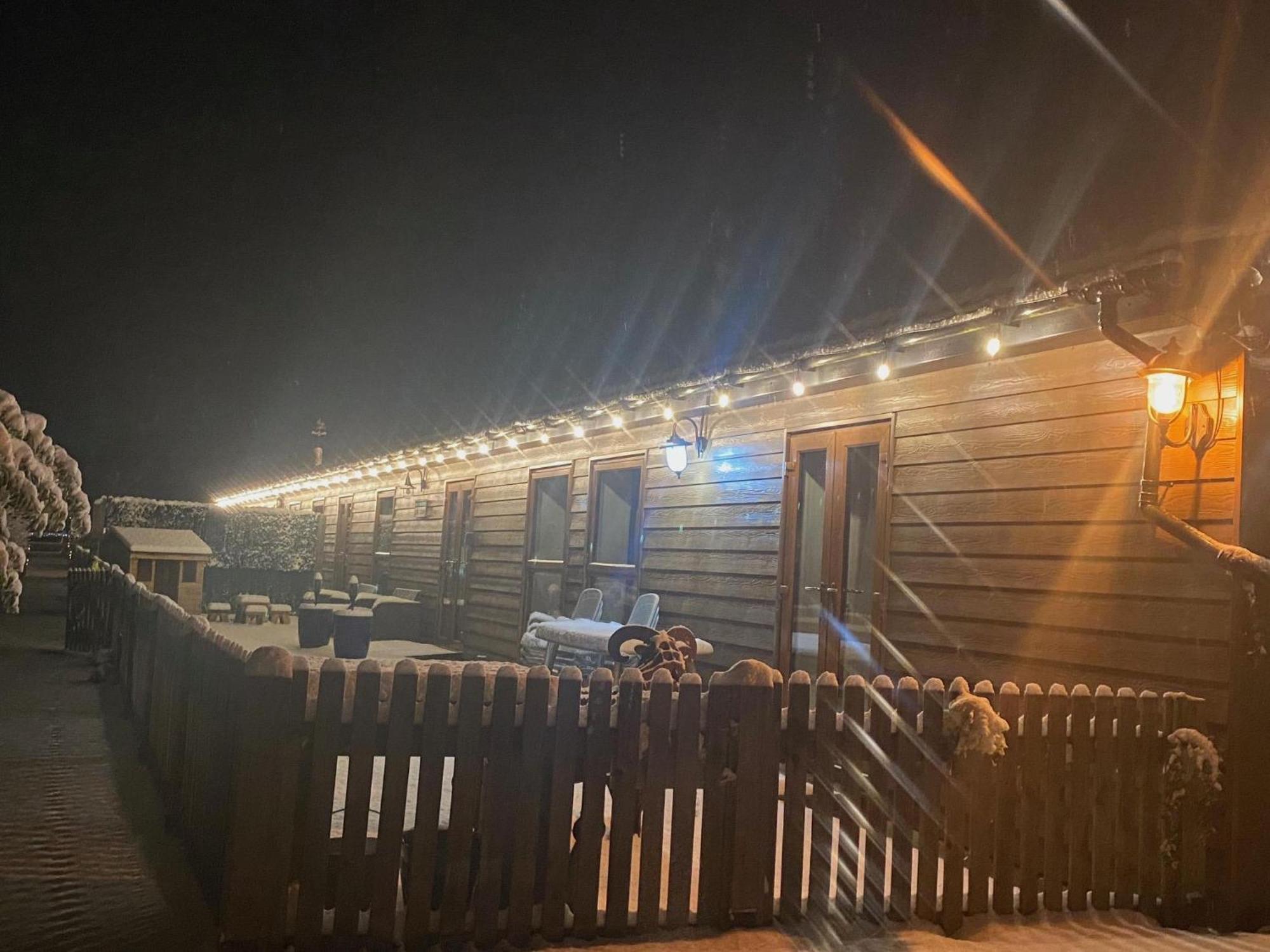Fairview Farm Holiday Accommodation 14 Luxury Lodges, Cabins, Dog Friendly, Suitable For Couples, Families And Groups, Wedding Guests , Corporate Events, Sleeps 2-65 Guests In Ravenshead, Nottingham Near Sherwood Forest, Set In 88 Acres 外观 照片