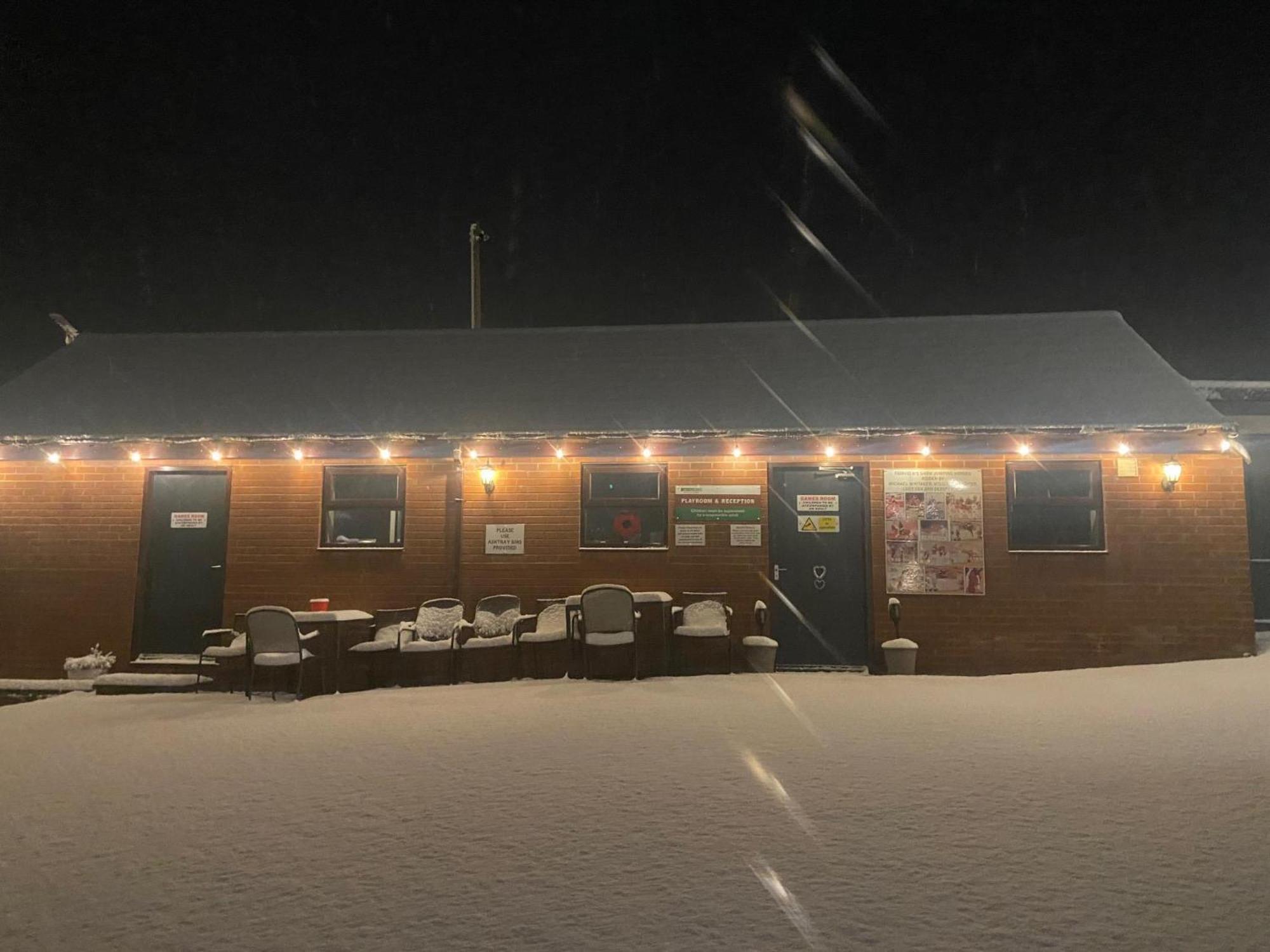 Fairview Farm Holiday Accommodation 14 Luxury Lodges, Cabins, Dog Friendly, Suitable For Couples, Families And Groups, Wedding Guests , Corporate Events, Sleeps 2-65 Guests In Ravenshead, Nottingham Near Sherwood Forest, Set In 88 Acres 外观 照片