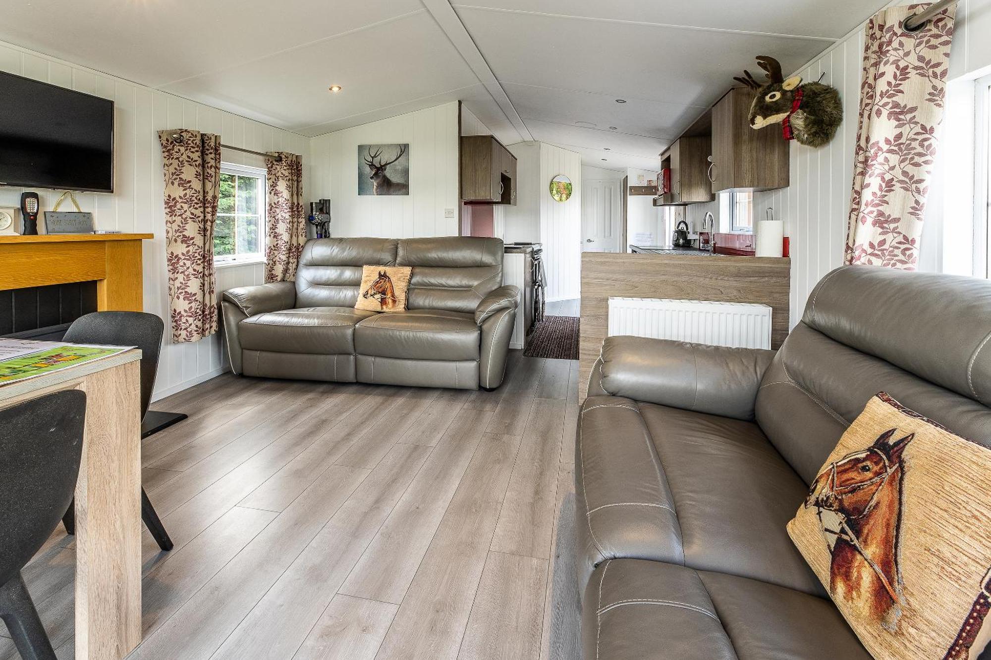 Fairview Farm Holiday Accommodation 14 Luxury Lodges, Cabins, Dog Friendly, Suitable For Couples, Families And Groups, Wedding Guests , Corporate Events, Sleeps 2-65 Guests In Ravenshead, Nottingham Near Sherwood Forest, Set In 88 Acres 外观 照片