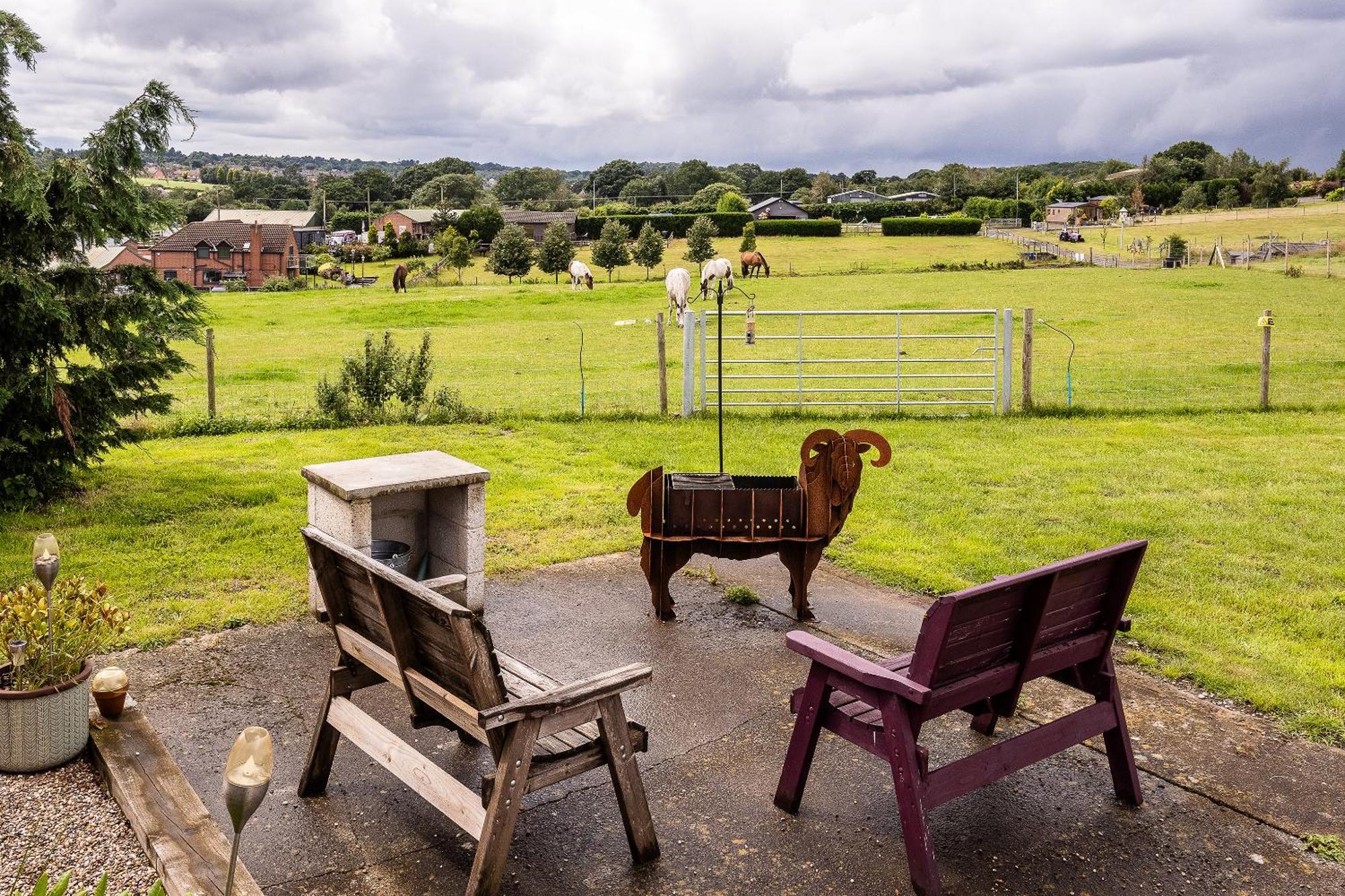 Fairview Farm Holiday Accommodation 14 Luxury Lodges, Cabins, Dog Friendly, Suitable For Couples, Families And Groups, Wedding Guests , Corporate Events, Sleeps 2-65 Guests In Ravenshead, Nottingham Near Sherwood Forest, Set In 88 Acres 外观 照片