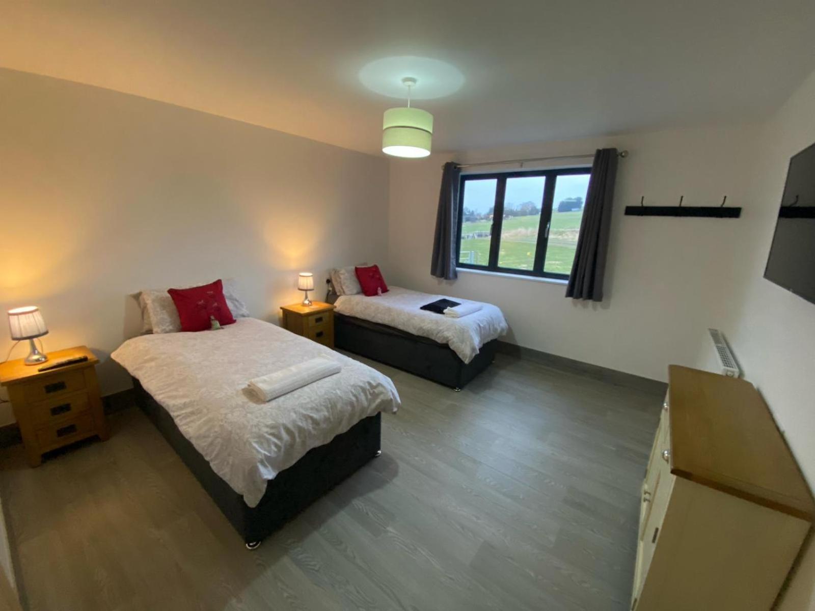 Fairview Farm Holiday Accommodation 14 Luxury Lodges, Cabins, Dog Friendly, Suitable For Couples, Families And Groups, Wedding Guests , Corporate Events, Sleeps 2-65 Guests In Ravenshead, Nottingham Near Sherwood Forest, Set In 88 Acres 外观 照片